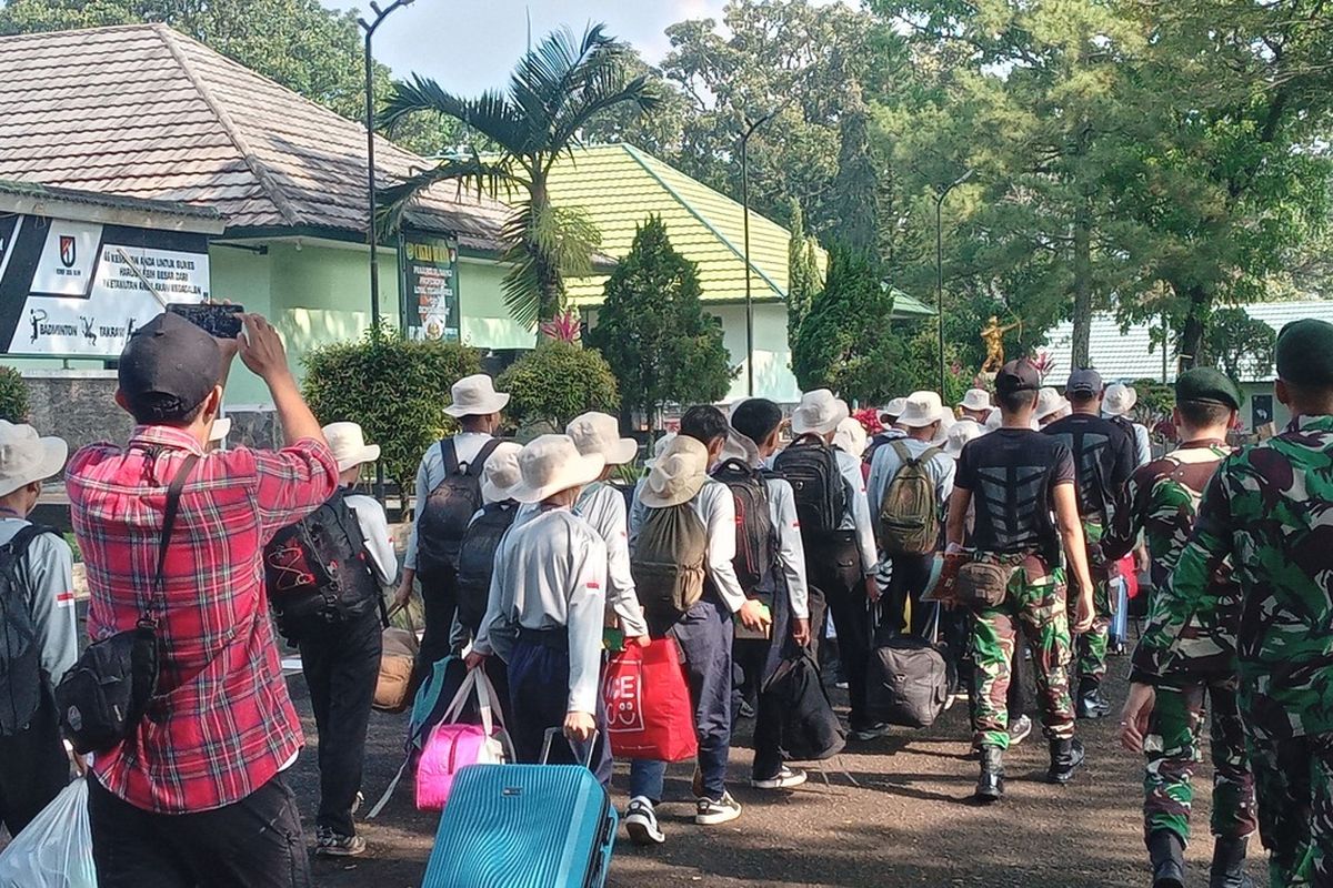 Tantangan Kebijakan: Mendikdasmen dan Pendidikan di Barak Militer